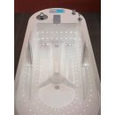 Wnętrze wanny Caracalla z systemem dysz masujących i oświetleniem LED do zabiegów relaksacyjnych.